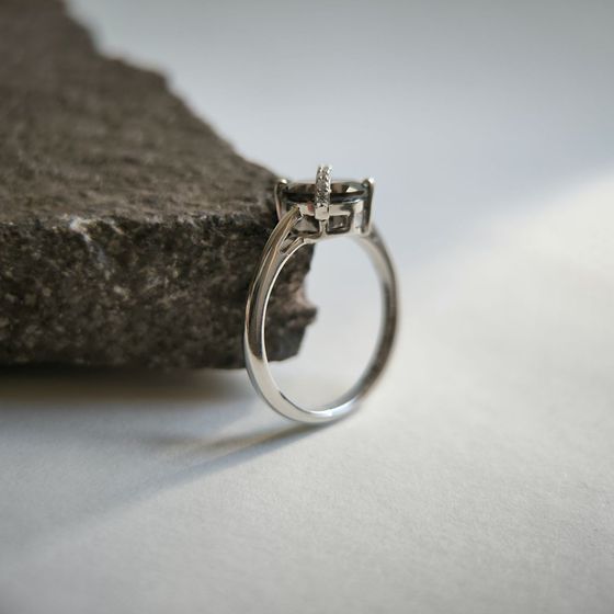 Серебряное кольцо с раухтопазом (дымчатым кварцем) 1.841ct, фианитами