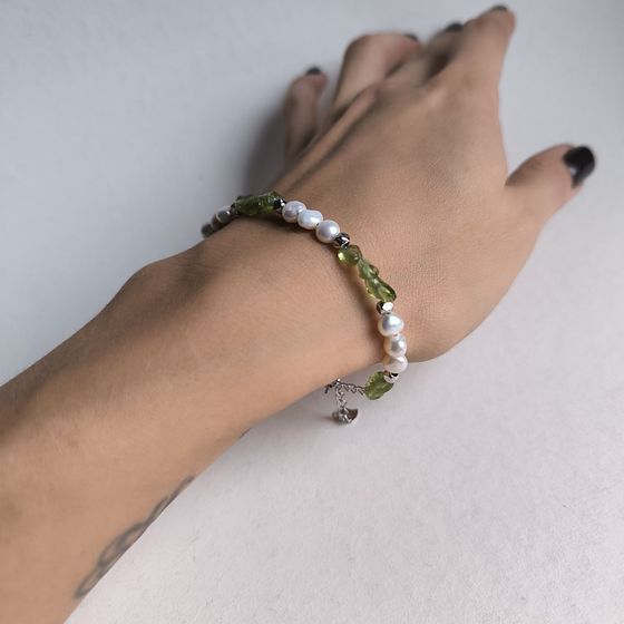 Серебряный браслет с хризолітом, жемчугом барочным