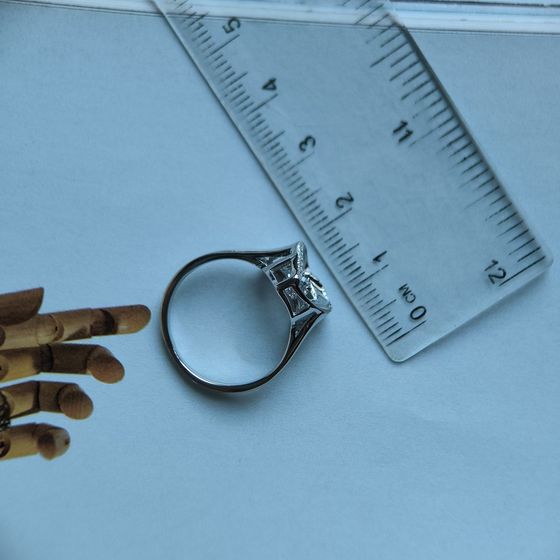 Серебряное кольцо с фианитами