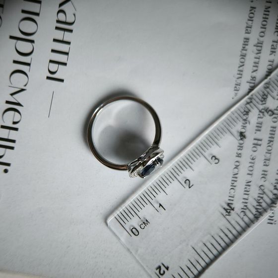 Серебряное кольцо с сапфиром 1.761ct, фианитами