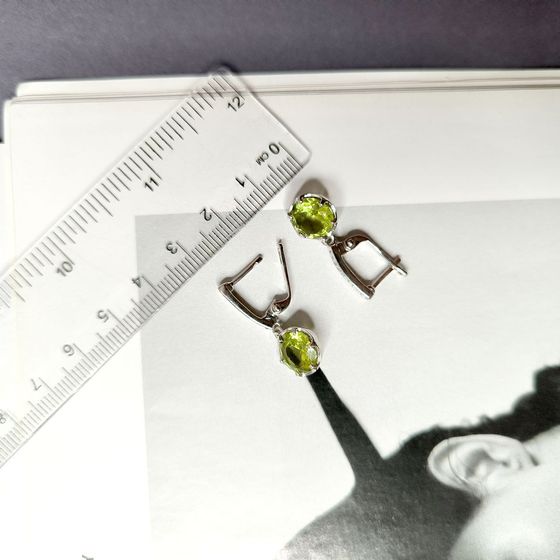 Серебряные серьги с хризолітом 5.637ct, фианитами