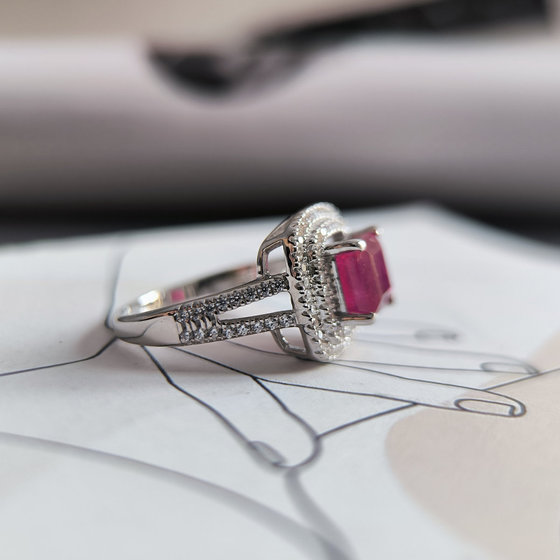 Серебряное кольцо с рубином 3.673ct, фианитами