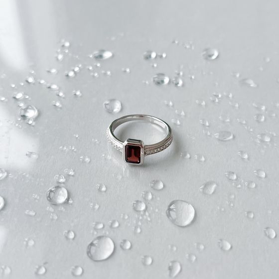 Серебряное кольцо с гранатом 1.477ct