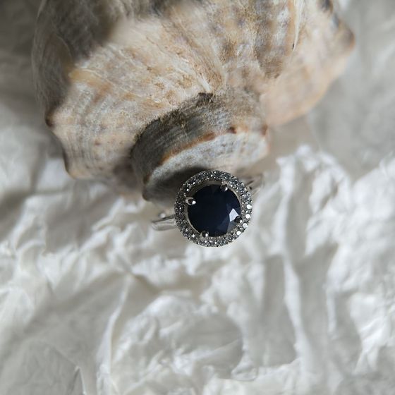 Серебряное кольцо с сапфиром 2.895ct, фианитами