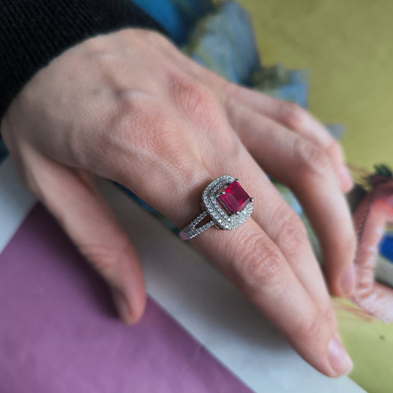 Серебряное кольцо с рубином 3.673ct, фианитами
