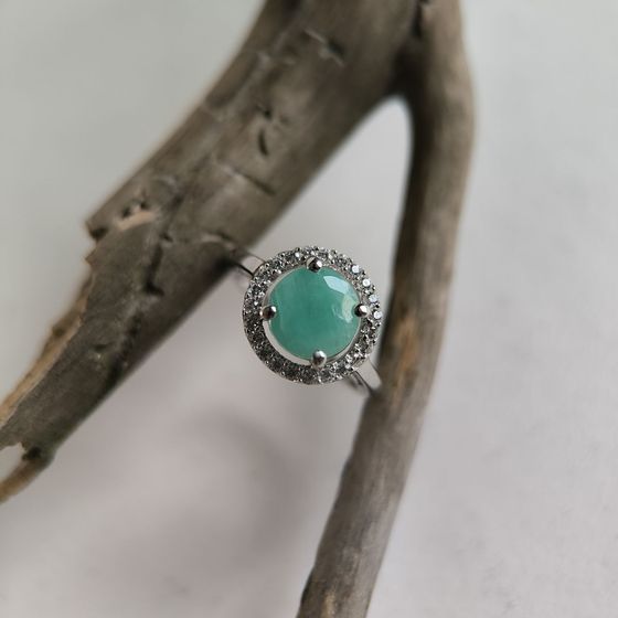 Серебряное кольцо с изумрудом, фианитами