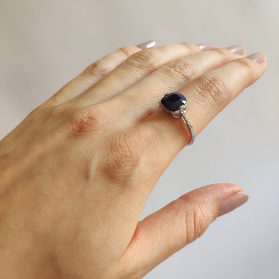 Серебряное кольцо с сапфиром 4.637ct, фианитами