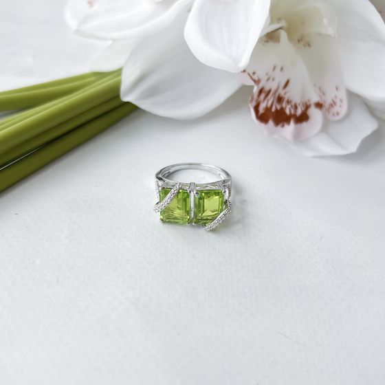 Серебряное кольцо с хризолітом 8.445ct, фианитами