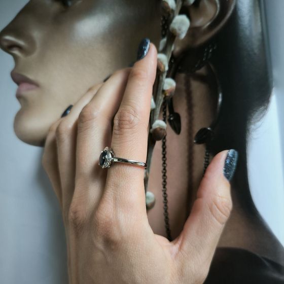 Серебряное кольцо с сапфиром 1.761ct, фианитами