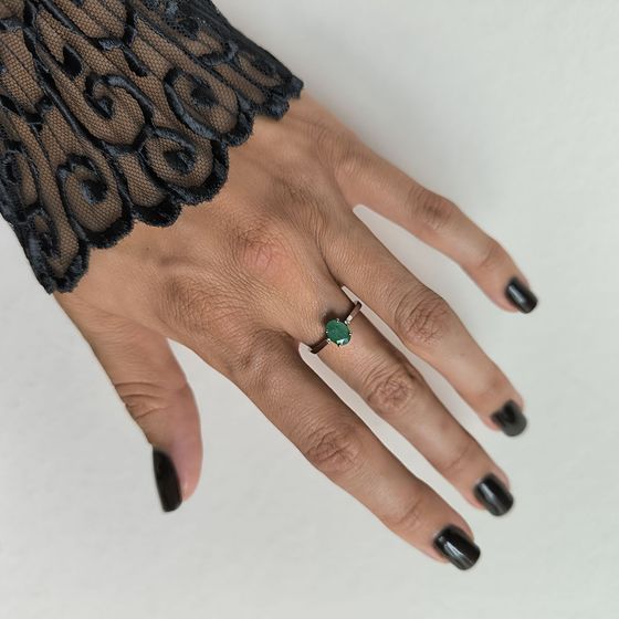 Серебряное кольцо с изумрудом, фианитами