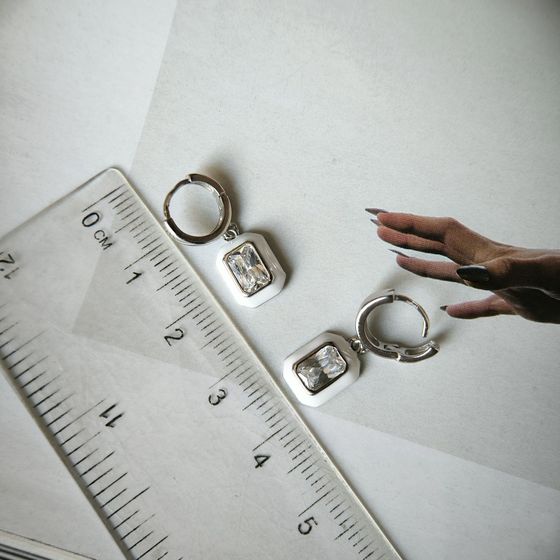 Серебряные серьги с фианитами, емаллю