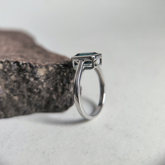 Серебряное кольцо с топазом Лондон Блю 1.4ct