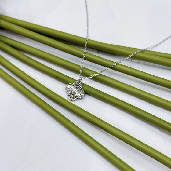 Серебряное колье без камней