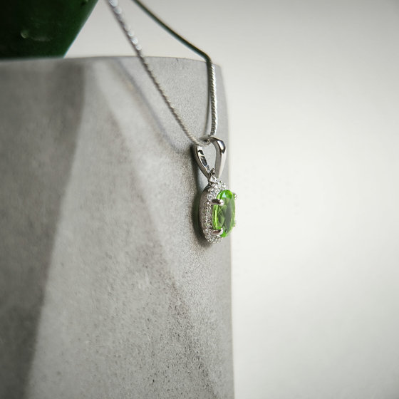 Серебряная подвеска с хризолітом 1.259ct, фианитами