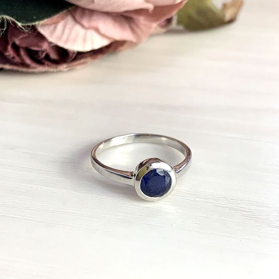 Серебряное кольцо с сапфиром