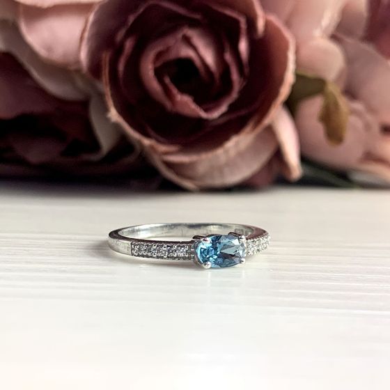 Серебряное кольцо с топазом Лондон Блю 0.418ct, фианитами