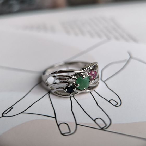 Серебряное кольцо с сапфиром 1.917ct, изумрудом, рубином