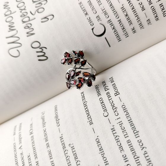 Серебряное кольцо с гранатом 4.212ct