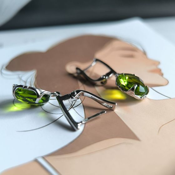 Серебряные серьги с хризолітом