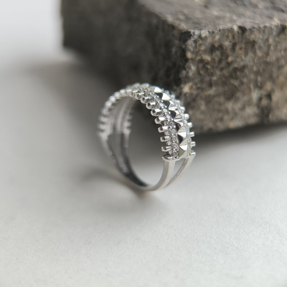 Серебряное кольцо с фианитами