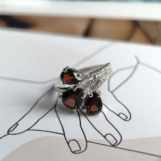 Серебряное кольцо с гранатом 4.313ct