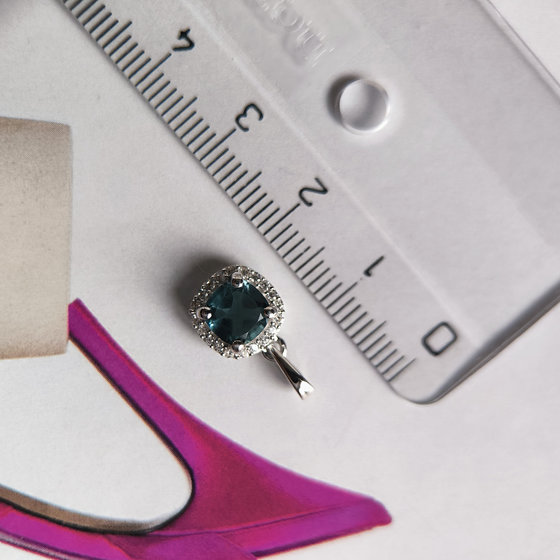 Серебряная подвеска с топазом Лондон Блю 1.062ct, фианитами
