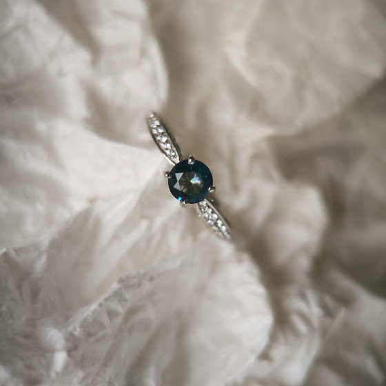 Серебряное кольцо с мистик топазом 0.979ct, фианитами