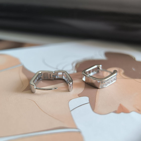 Серебряные серьги с фианитами