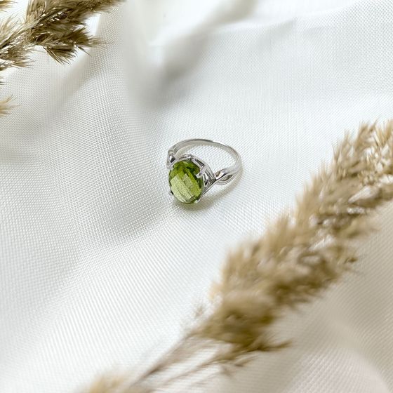 Серебряное кольцо с хризолітом 6.56ct, фианитами