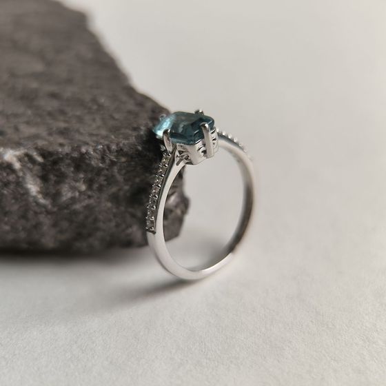 Серебряное кольцо с топазом Лондон Блю 1.093ct