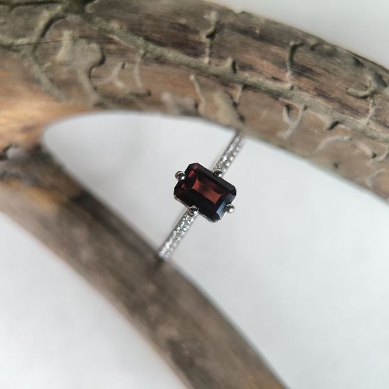 Серебряное кольцо с гранатом 1.302ct
