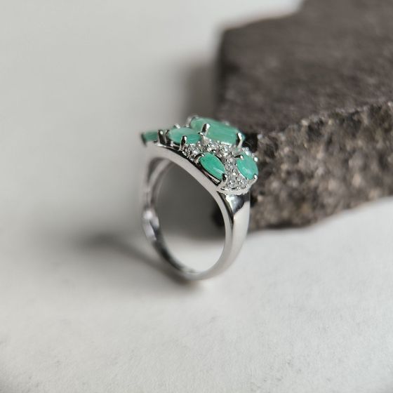 Серебряное кольцо с изумрудом, фианитами