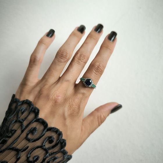 Серебряное кольцо с сапфиром 2.135ct, изумрудом, фианитами