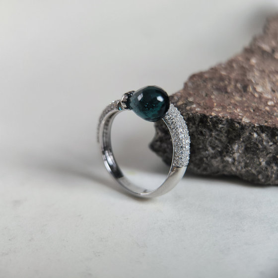 Серебряное кольцо с топазом Лондон Блю 4.042ct, фианитами