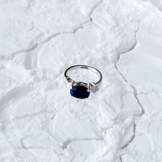 Серебряное кольцо с сапфиром 3.507ct, фианитами
