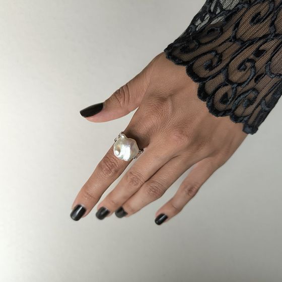 Серебряное кольцо с жемчугом барочным