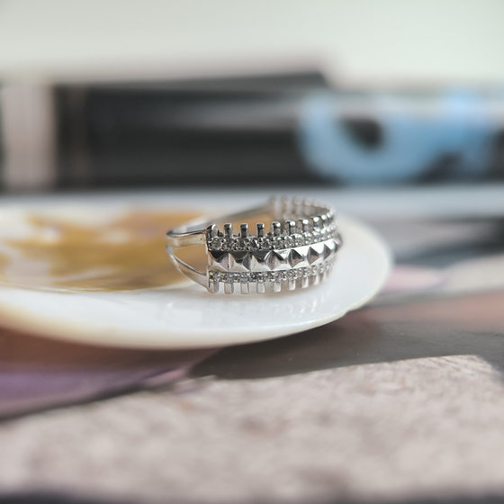 Серебряное кольцо с фианитами