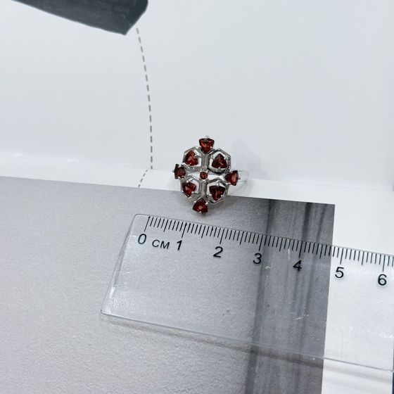 Серебряное кольцо с гранатом 2.325ct