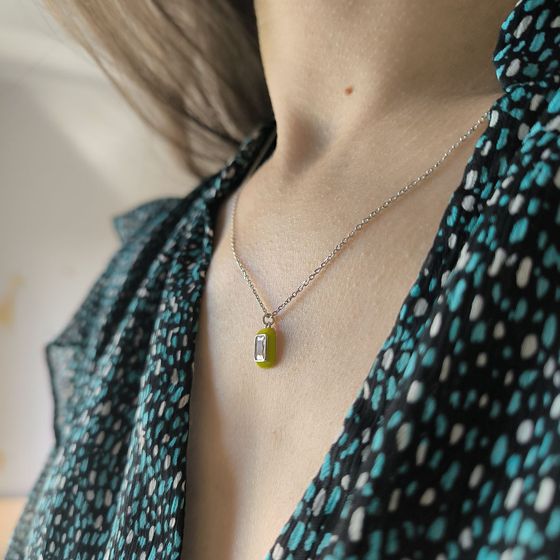 Серебряное колье с фианитами, емаллю