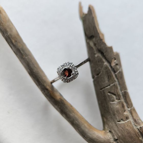 Серебряное кольцо с гранатом 0.408ct, фианитами