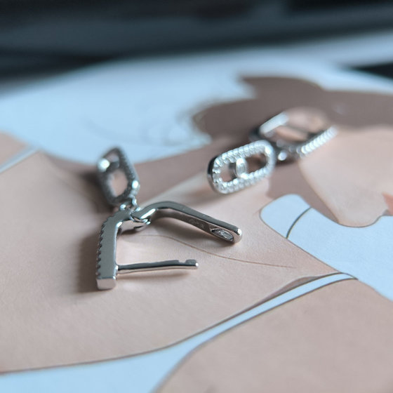 Серебряные серьги с фианитами