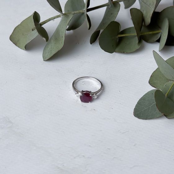 Серебряное кольцо с рубином 2.882ct, фианитами