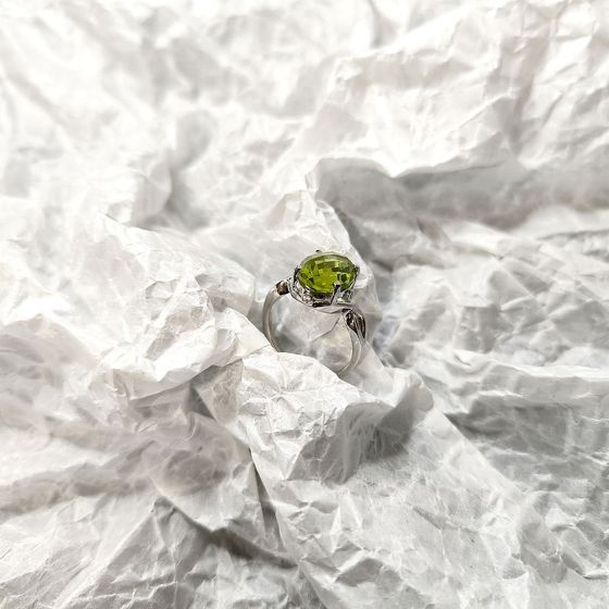 Серебряное кольцо с хризолітом 6.56ct, фианитами