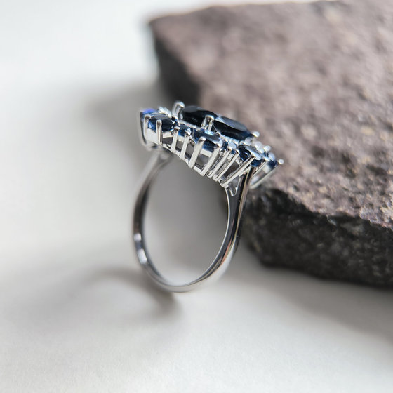 Серебряное кольцо с сапфиром nano