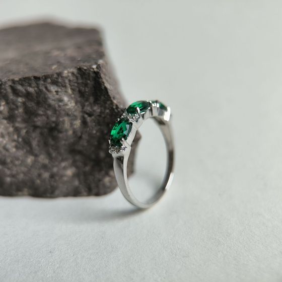 Серебряное кольцо с изумрудом nano
