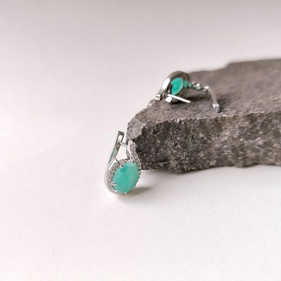 Серебряные серьги с изумрудом 6.075ct, фианитами