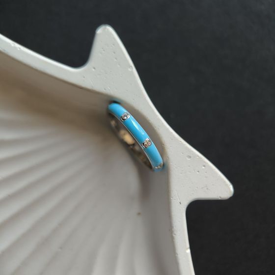 Серебряное кольцо с емаллю, фианитами