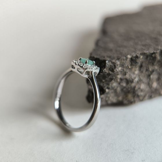 Серебряное кольцо с изумрудом, фианитами