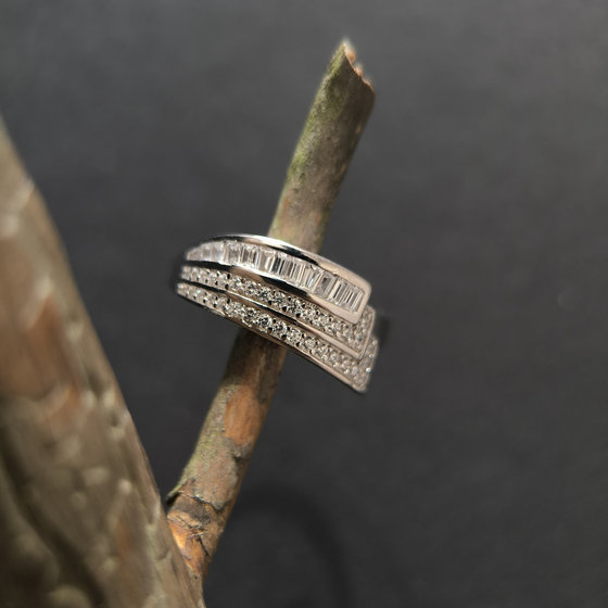 Серебряное кольцо с фианитами