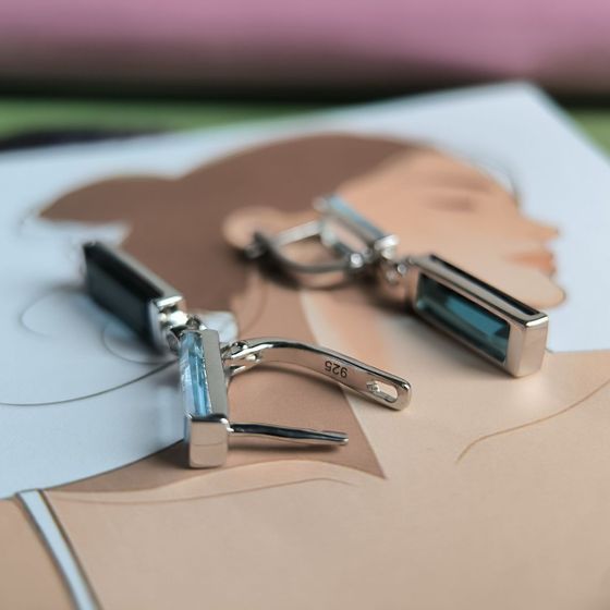 Серебряные серьги с топазом Лондон Блю 9.524ct, топазом, фианитами